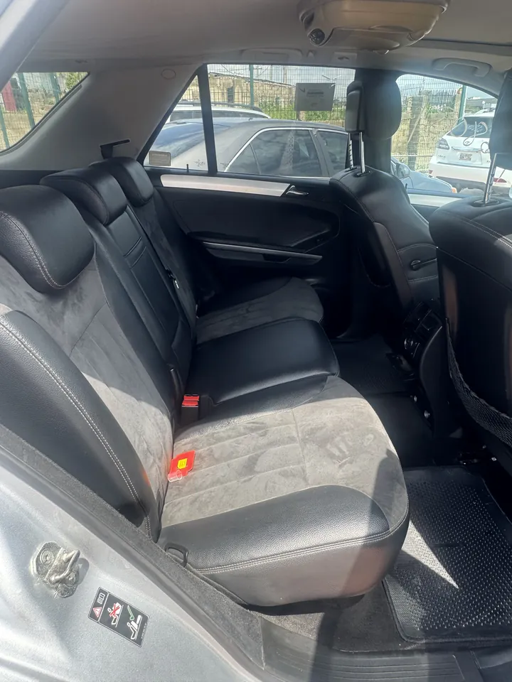 2006 Mercedes-Benz ML350, silver, interior rear seats, photo 9 of 10