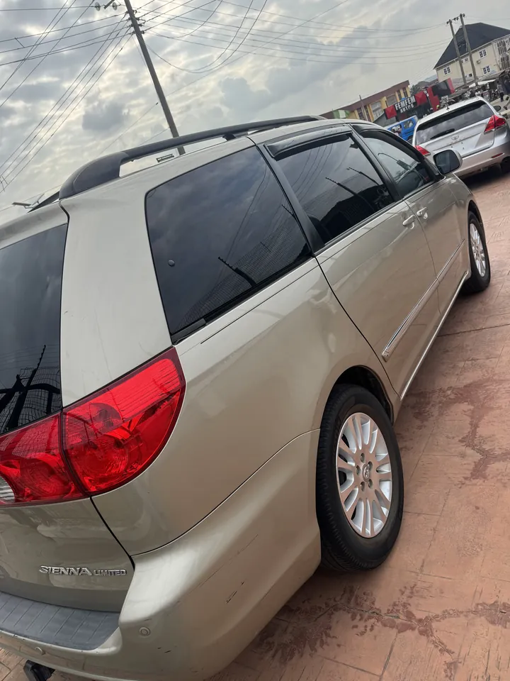 2008 Toyota Sienna Limited, cream, rear 3/4, photo 4 of 8