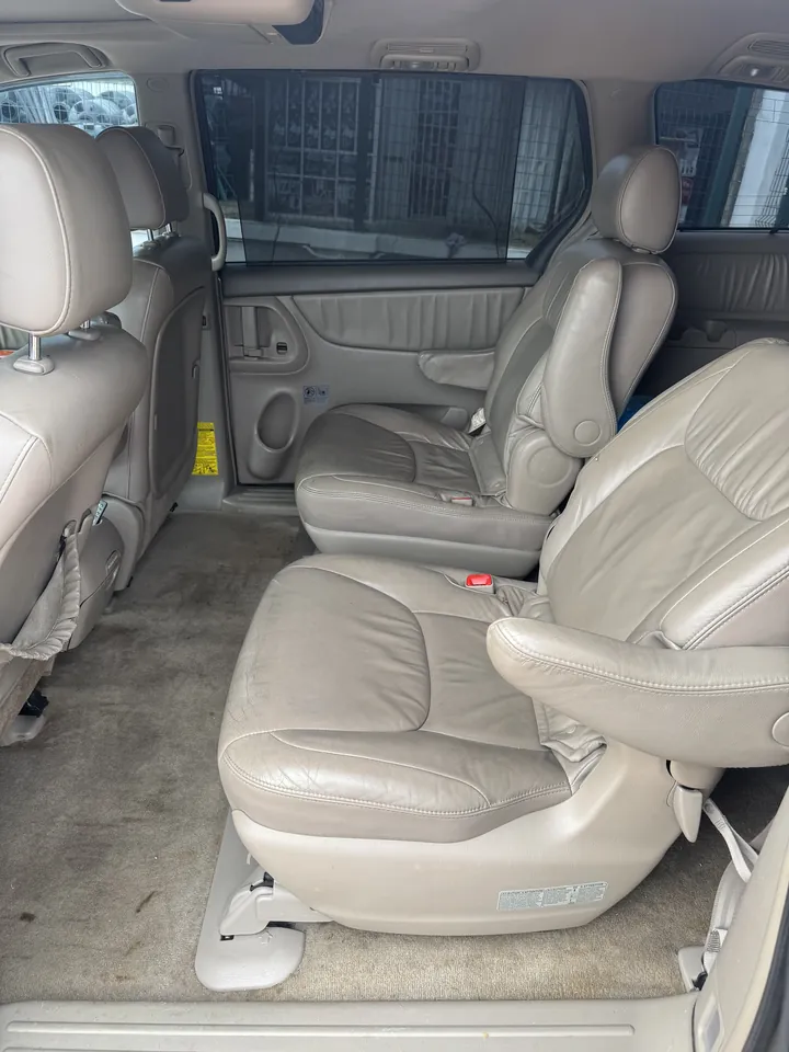 2008 Toyota Sienna Limited, cream, interior second row, photo 7 of 8