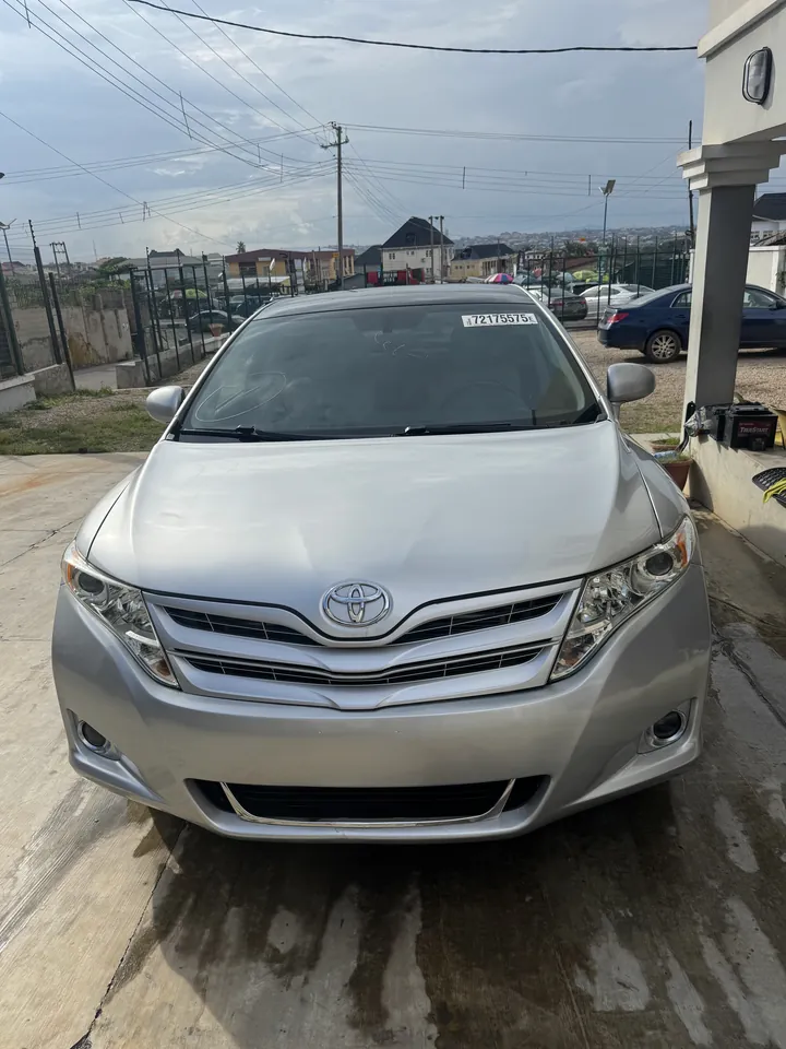 2010 Toyota Venza AWD, silver, front, photo 1 of 9