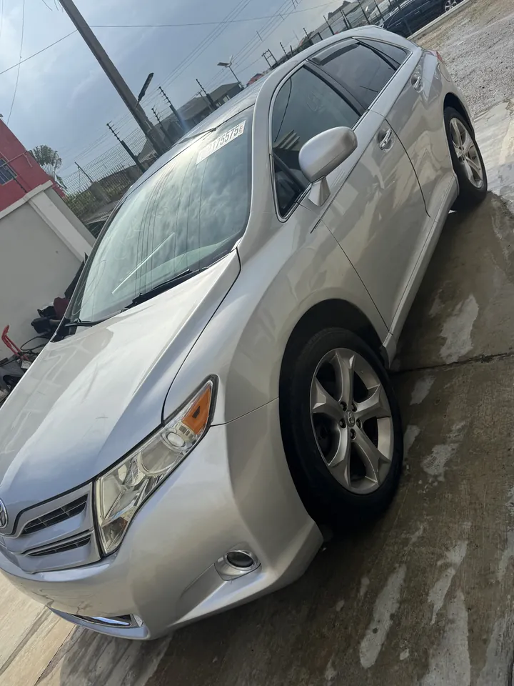 2010 Toyota Venza AWD, silver, front 3/4 (other side), photo 3 of 9