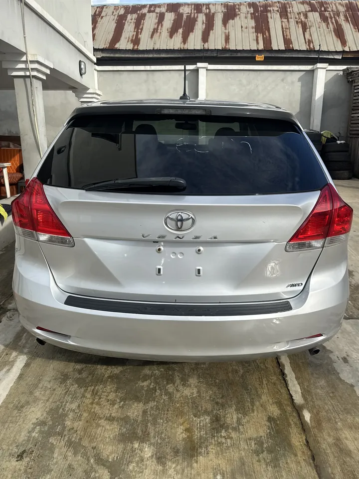 2010 Toyota Venza AWD, silver, rear, photo 4 of 9