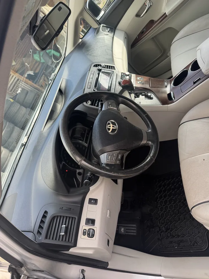 2010 Toyota Venza AWD, silver, interior dash, photo 6 of 9