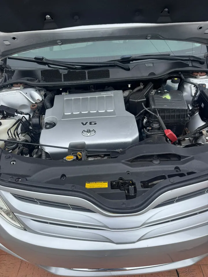 2010 Toyota Venza AWD, silver, engine, photo 9 of 9