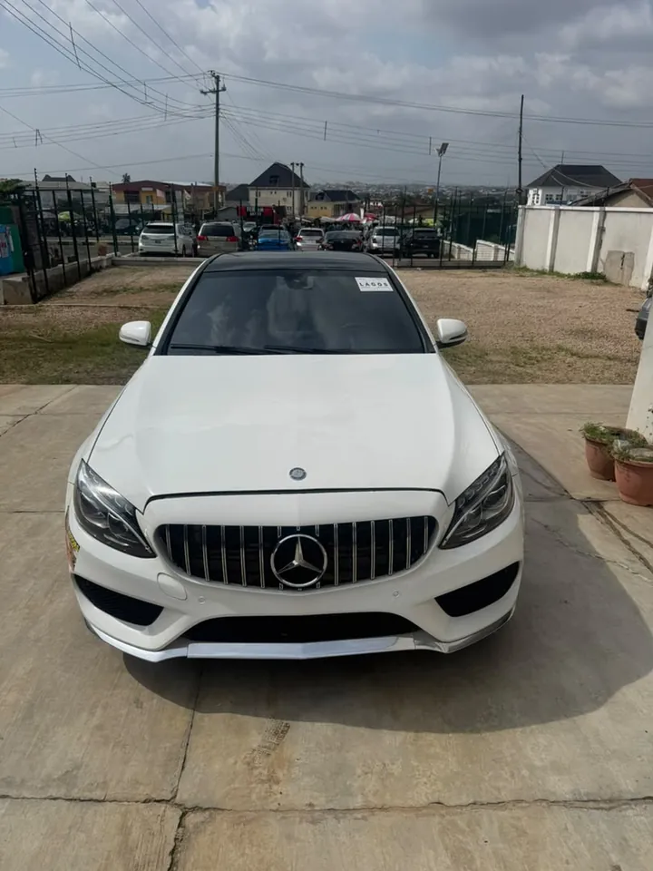 2016 Mercedes-Benz C300 4MATIC, white, front, photo 1 of 7