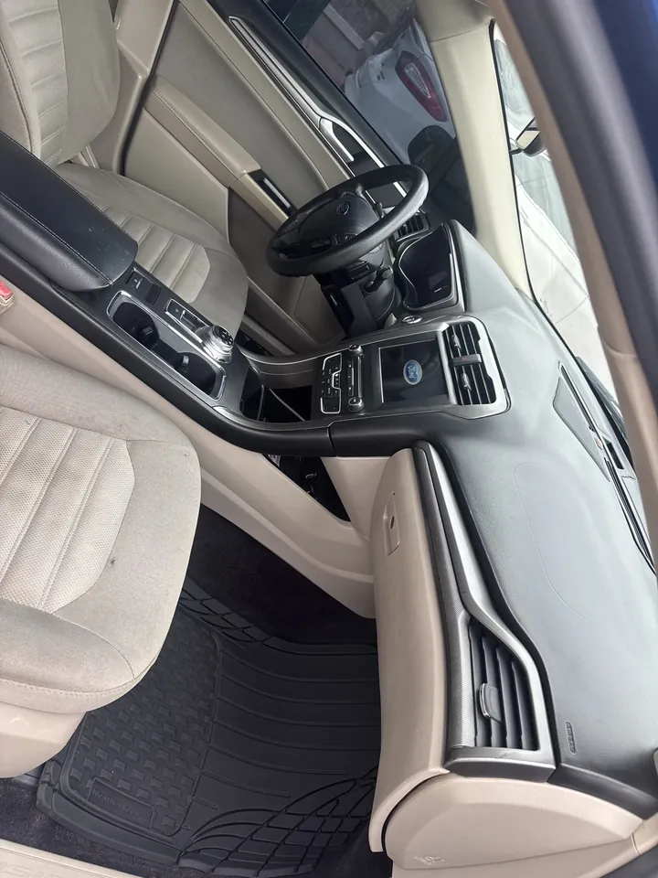 2017 Ford Fusion SE, blue, interior dash, photo 7 of 8