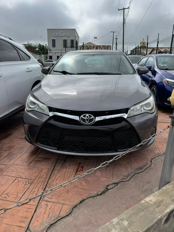 Toyota Camry XLE, 2017, grey (dark charcoal grey), front, photo 1 of 9