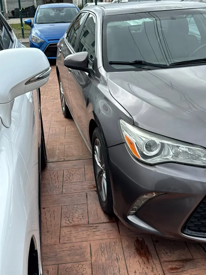 Toyota Camry XLE, 2017, grey (dark charcoal grey), front 3/4, photo 2 of 9
