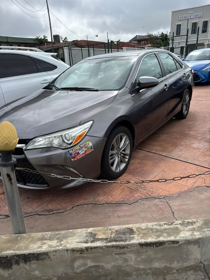 Toyota Camry XLE, 2017, grey (dark charcoal grey), front 3/4 (other side), photo 3 of 9