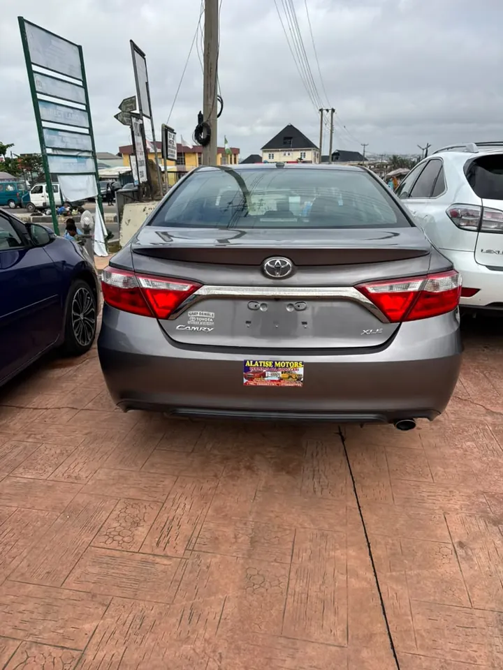 Toyota Camry XLE, 2017, grey (dark charcoal grey), rear, photo 4 of 9