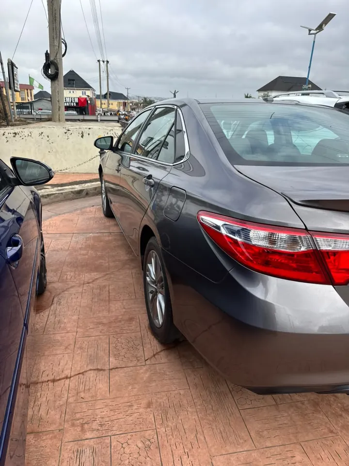 Toyota Camry XLE, 2017, grey (dark charcoal grey), rear 3/4, photo 5 of 9