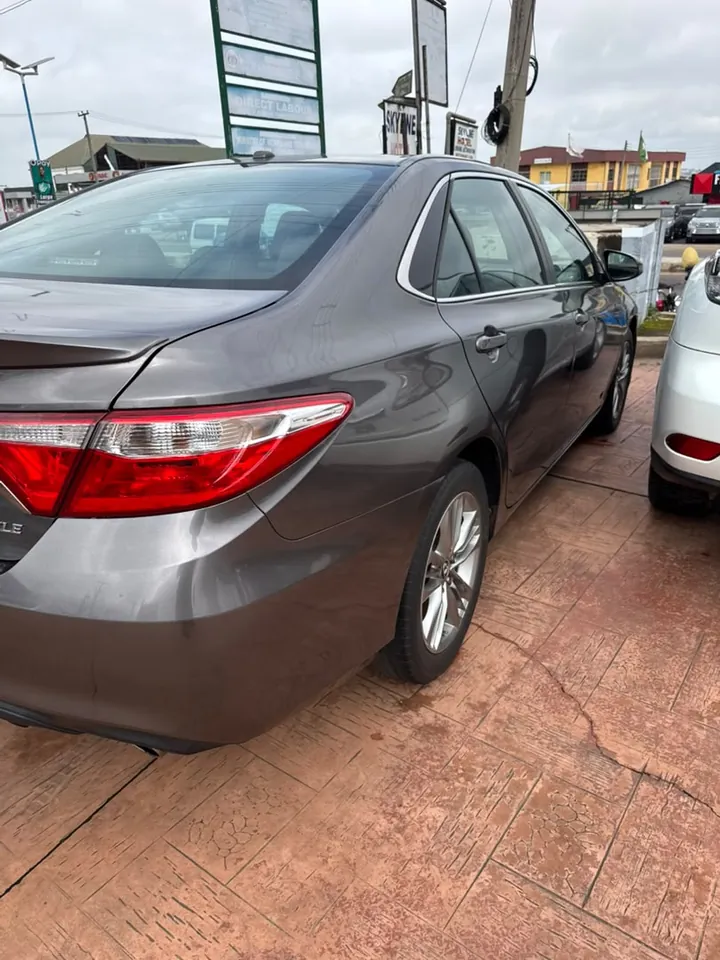 Toyota Camry XLE, 2017, grey (dark charcoal grey), rear 3/4 (other side), photo 6 of 9