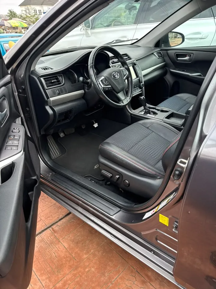 Toyota Camry XLE, 2017, grey (dark charcoal grey), interior front seats, photo 7 of 9