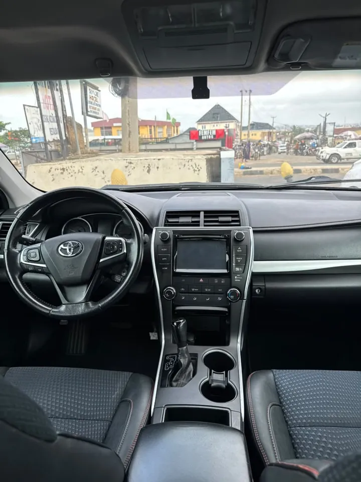 Toyota Camry XLE, 2017, grey (dark charcoal grey), interior dash, photo 8 of 9