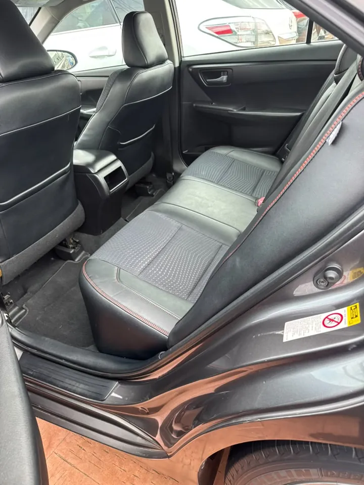 Toyota Camry XLE, 2017, grey (dark charcoal grey), interior rear seats, photo 9 of 9