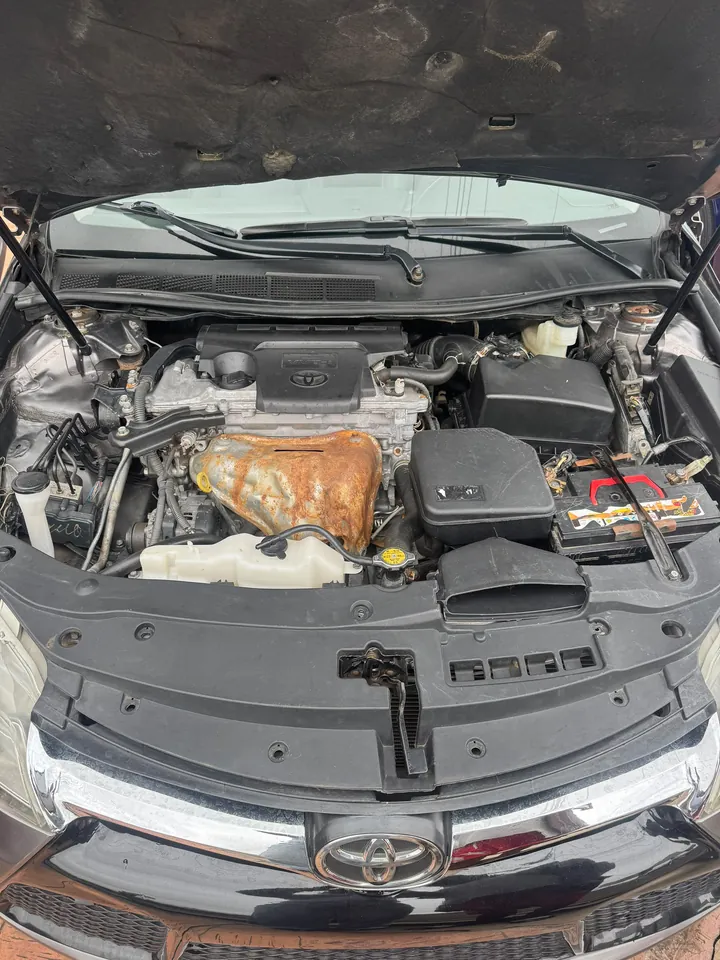 2017 Toyota Camry XLE, grey (dark charcoal grey), engine, photo 10 of 10