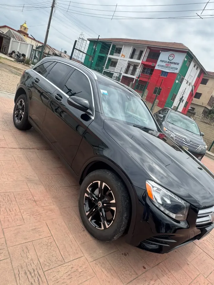 Mercedes-Benz GLC 300 4MATIC, 2018, black, front 3/4, photo 3 of 9