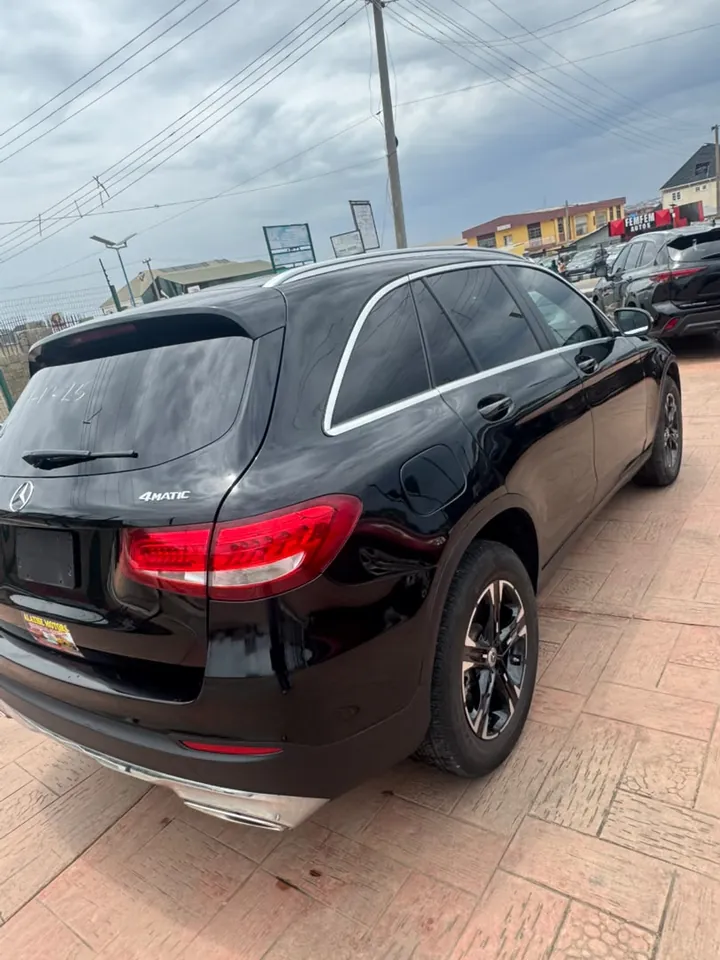 Mercedes-Benz GLC 300 4MATIC, 2018, black, rear 3/4 (other side), photo 6 of 9