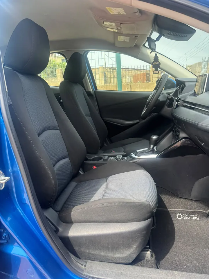 2018 Toyota Yaris iA, blue, interior front seats, photo 5 of 8