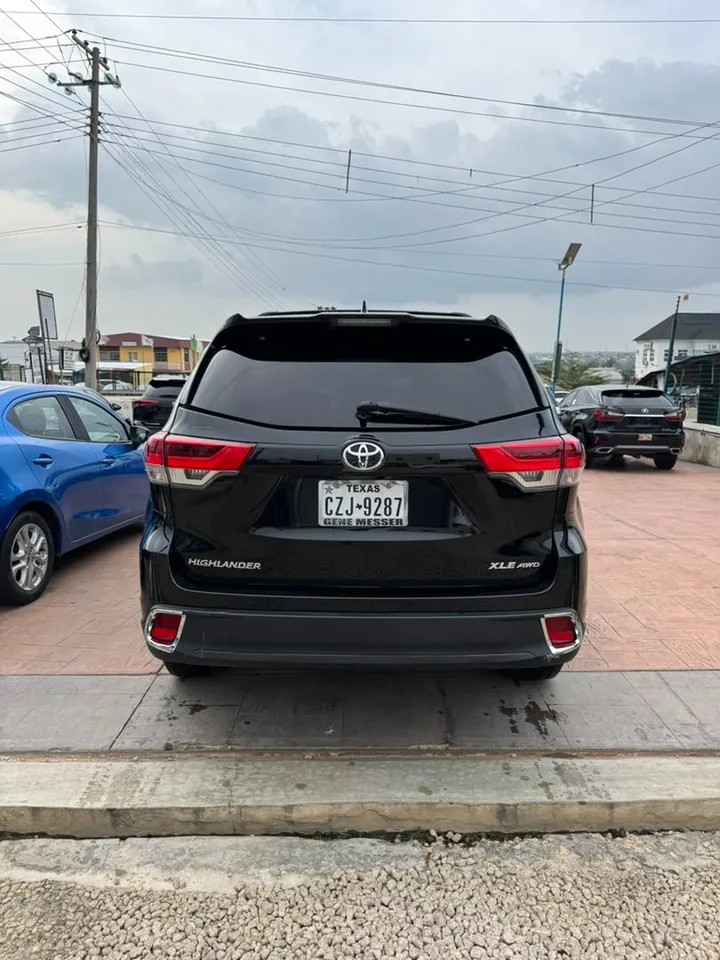 Toyota Highlander XLE, 2019, black, rear, photo 4 of 9