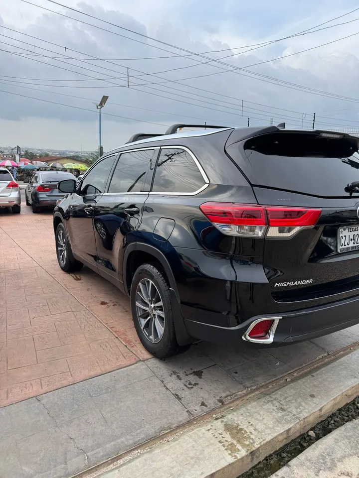 Toyota Highlander XLE, 2019, black, rear 3/4, photo 5 of 9