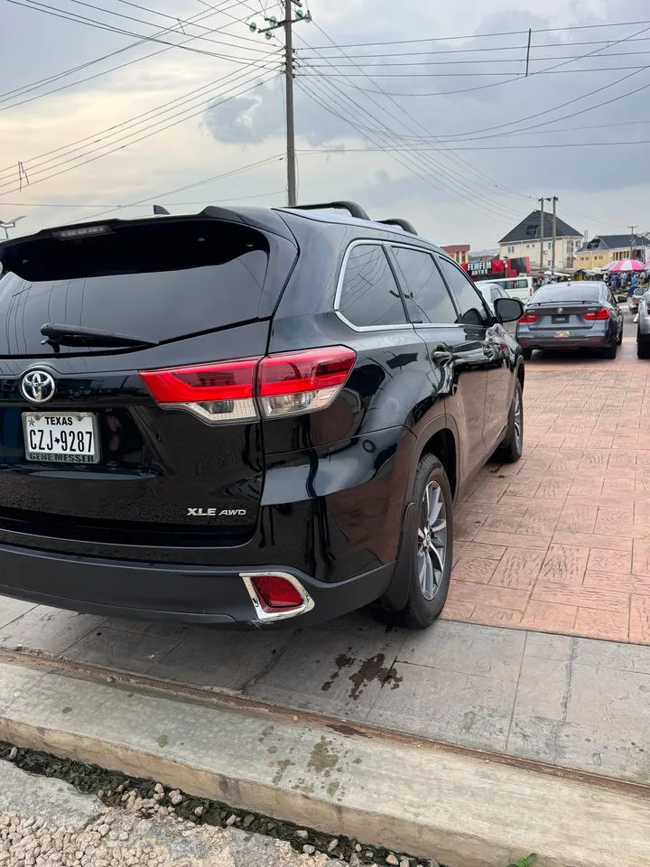 Toyota Highlander XLE, 2019, black, rear 3/4 (other side), photo 6 of 9