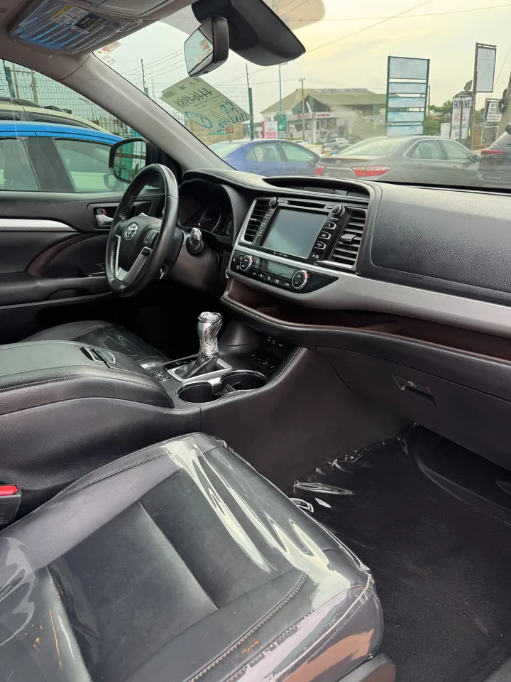 Toyota Highlander XLE, 2019, black, interior front, photo 7 of 9