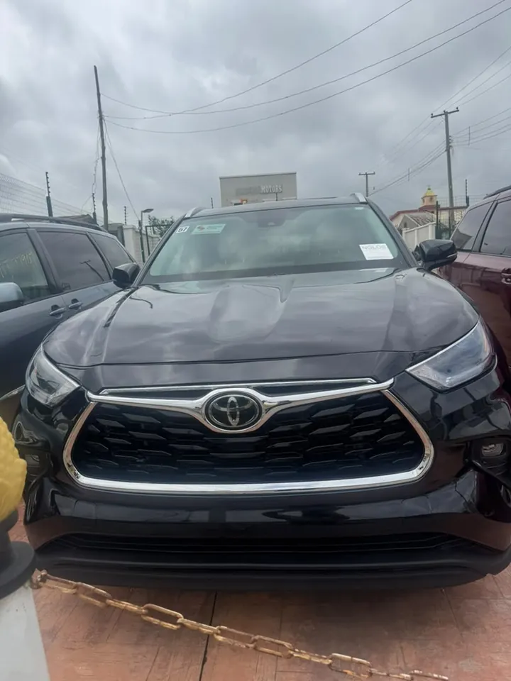 2021 Toyota Highlander XLE AWD, black, front, photo 1 of 7