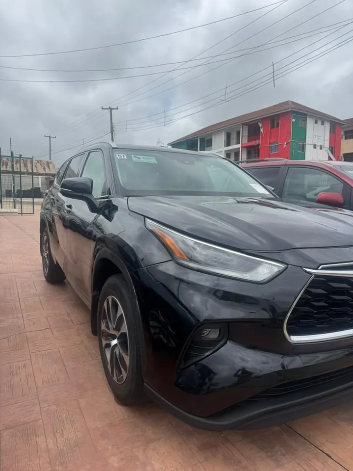 2021 Toyota Highlander XLE AWD, Black