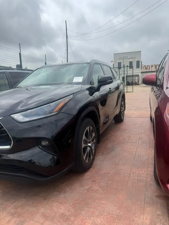 2021 Toyota Highlander XLE AWD, black, front 3/4 (other side), photo 3 of 7