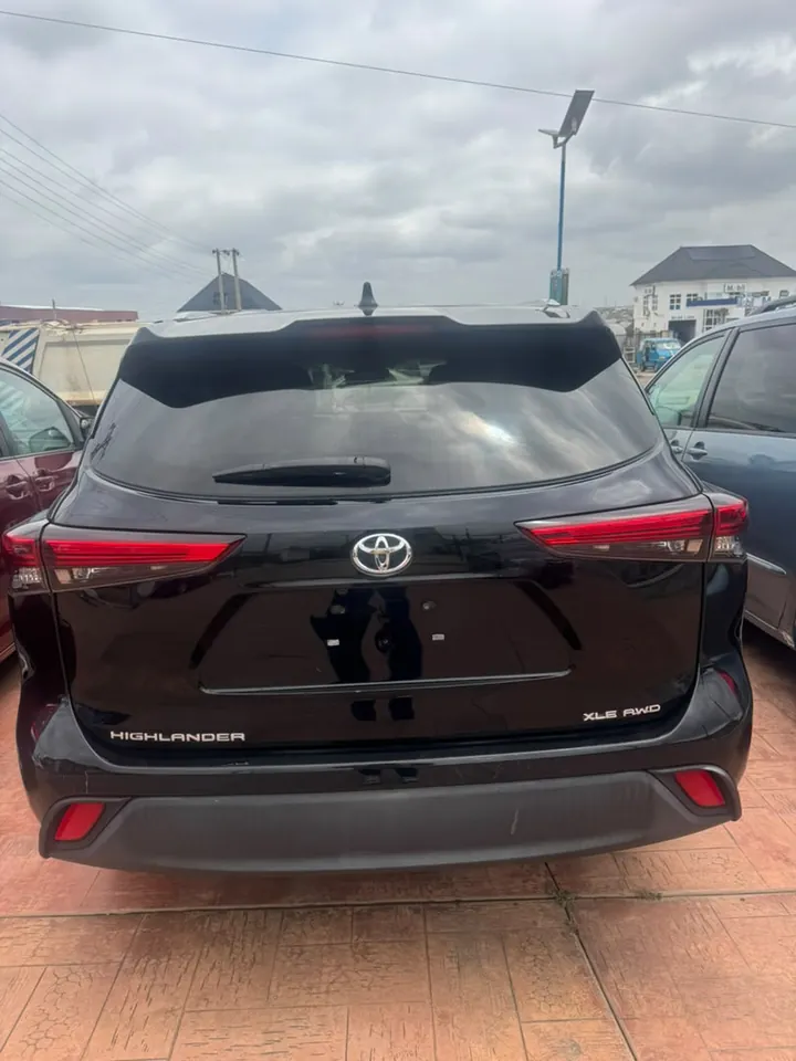 2021 Toyota Highlander XLE AWD, black, rear, photo 4 of 7