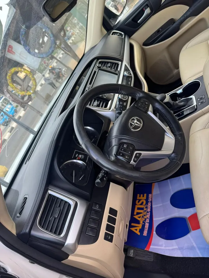 2021 Toyota Highlander XLE AWD, black, interior dash, photo 5 of 7