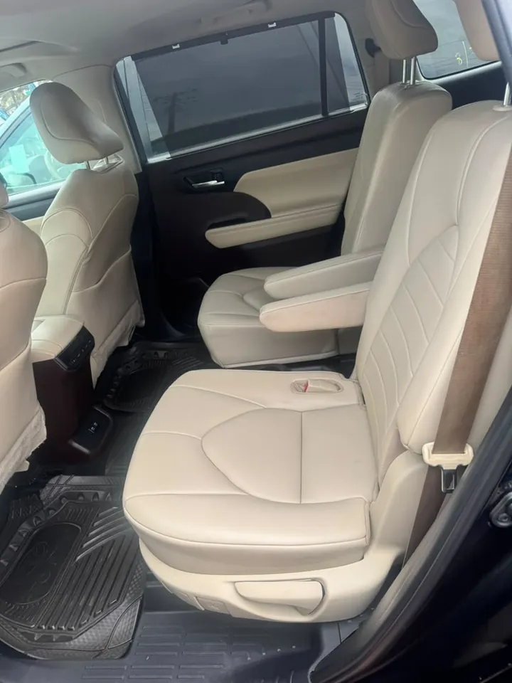 2021 Toyota Highlander XLE AWD, black, interior second row, photo 6 of 7